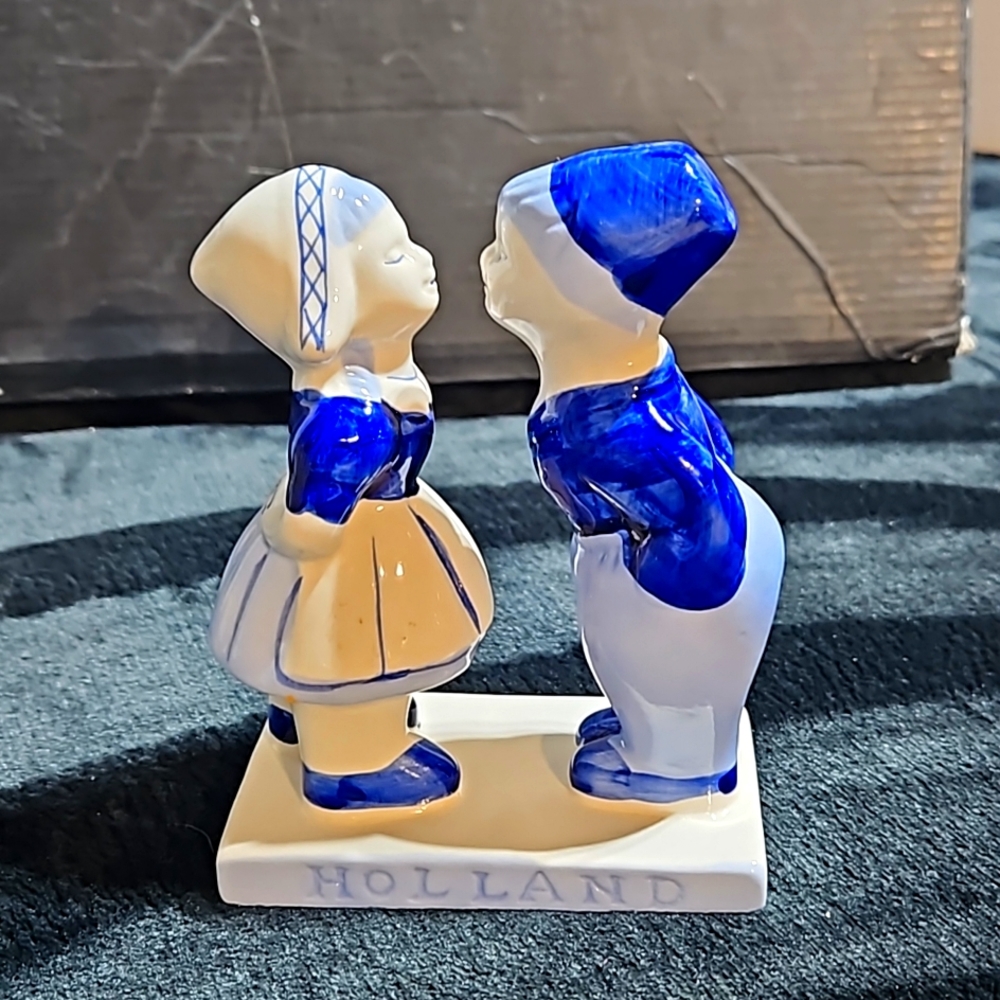 DELFT'S Vintage porcelain Delft's blue kissing couple figurine